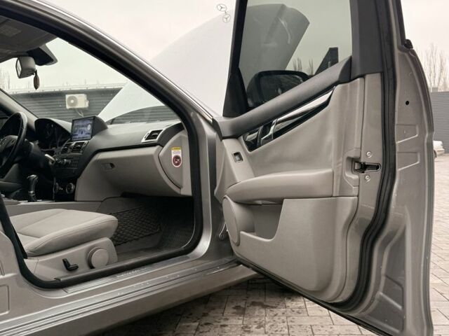 Серый Мерседес 220, объемом двигателя 2.1 л и пробегом 256 тыс. км за 5600 $, фото 13 на Automoto.ua