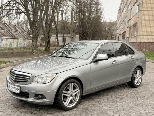 Серый Мерседес 220, объемом двигателя 2.1 л и пробегом 256 тыс. км за 5600 $, фото 2 на Automoto.ua