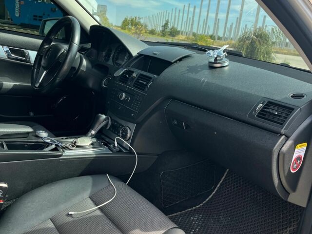 Серый Мерседес 220, объемом двигателя 2.1 л и пробегом 271 тыс. км за 12000 $, фото 16 на Automoto.ua