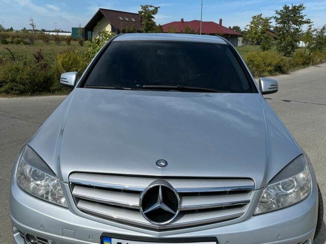 Серый Мерседес 220, объемом двигателя 2.1 л и пробегом 271 тыс. км за 12000 $, фото 2 на Automoto.ua