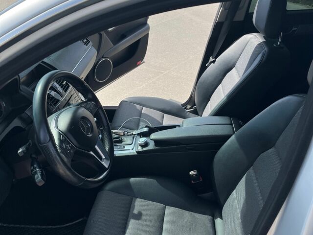 Серый Мерседес 220, объемом двигателя 2.1 л и пробегом 271 тыс. км за 12000 $, фото 15 на Automoto.ua