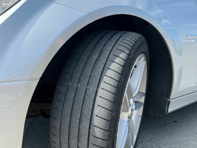 Серый Мерседес 220, объемом двигателя 2.1 л и пробегом 271 тыс. км за 12000 $, фото 19 на Automoto.ua