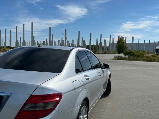 Серый Мерседес 220, объемом двигателя 2.1 л и пробегом 271 тыс. км за 12000 $, фото 4 на Automoto.ua