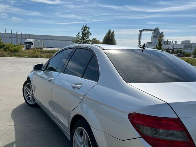 Серый Мерседес 220, объемом двигателя 2.1 л и пробегом 271 тыс. км за 12000 $, фото 3 на Automoto.ua