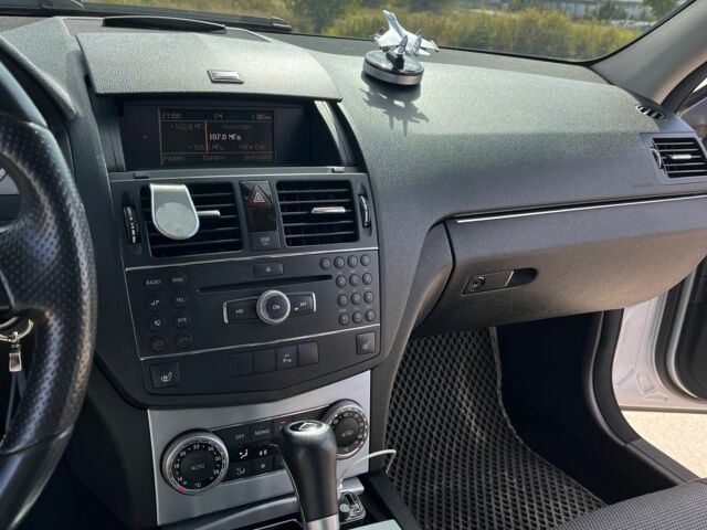 Серый Мерседес 220, объемом двигателя 2.1 л и пробегом 271 тыс. км за 12000 $, фото 13 на Automoto.ua