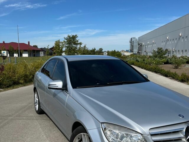 Серый Мерседес 220, объемом двигателя 2.1 л и пробегом 271 тыс. км за 12000 $, фото 5 на Automoto.ua