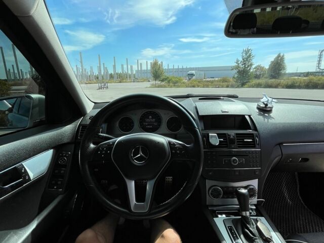 Серый Мерседес 220, объемом двигателя 2.1 л и пробегом 271 тыс. км за 12000 $, фото 18 на Automoto.ua