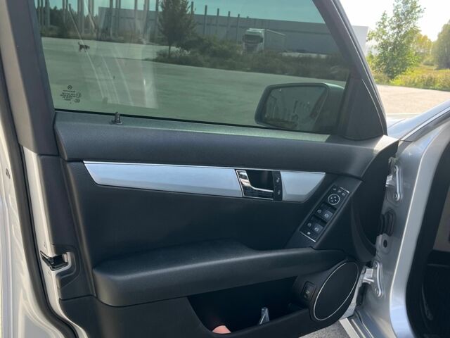 Серый Мерседес 220, объемом двигателя 2.1 л и пробегом 271 тыс. км за 12000 $, фото 14 на Automoto.ua