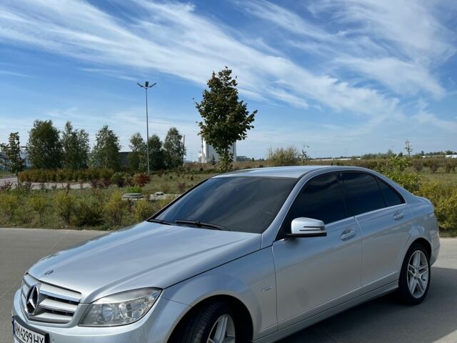 Серый Мерседес 220, объемом двигателя 2.1 л и пробегом 271 тыс. км за 12000 $, фото 1 на Automoto.ua