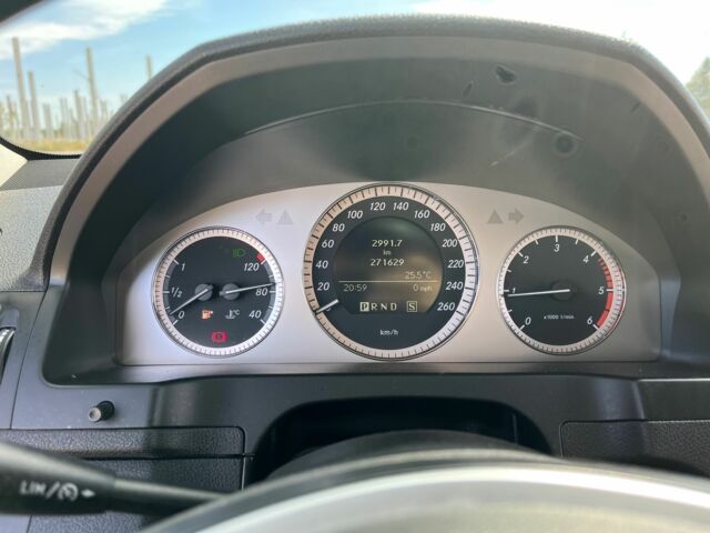 Серый Мерседес 220, объемом двигателя 2.1 л и пробегом 271 тыс. км за 12000 $, фото 11 на Automoto.ua