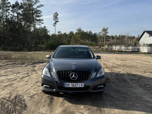 Серый Мерседес 220, объемом двигателя 2.1 л и пробегом 315 тыс. км за 9000 $, фото 3 на Automoto.ua