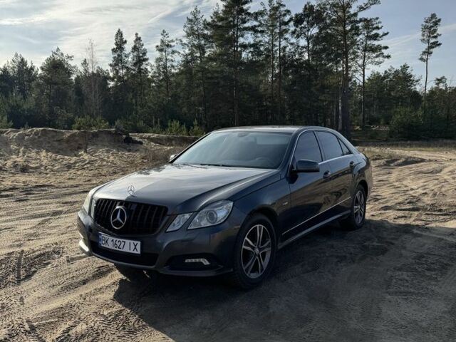 Серый Мерседес 220, объемом двигателя 2.1 л и пробегом 315 тыс. км за 9000 $, фото 4 на Automoto.ua