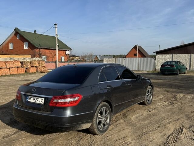 Серый Мерседес 220, объемом двигателя 2.1 л и пробегом 315 тыс. км за 9000 $, фото 5 на Automoto.ua