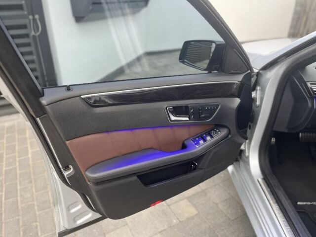 Серый Мерседес 220, объемом двигателя 2.1 л и пробегом 320 тыс. км за 10000 $, фото 8 на Automoto.ua