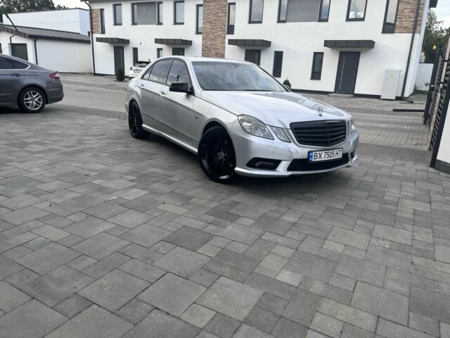 Серый Мерседес 220, объемом двигателя 2.1 л и пробегом 320 тыс. км за 10000 $, фото 1 на Automoto.ua