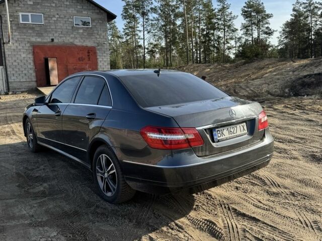 Серый Мерседес 220, объемом двигателя 2.1 л и пробегом 315 тыс. км за 9000 $, фото 2 на Automoto.ua