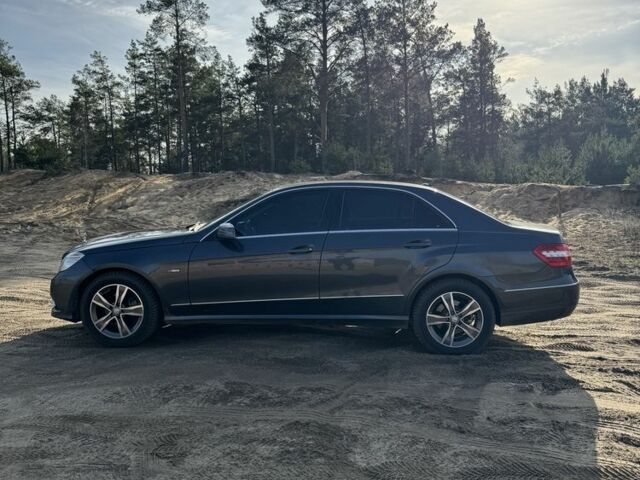 Серый Мерседес 220, объемом двигателя 2.1 л и пробегом 315 тыс. км за 9000 $, фото 1 на Automoto.ua