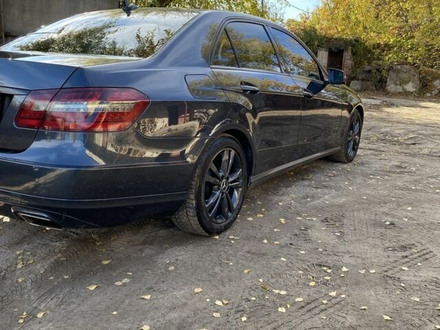 Серый Мерседес 220, объемом двигателя 2.1 л и пробегом 290 тыс. км за 10500 $, фото 3 на Automoto.ua