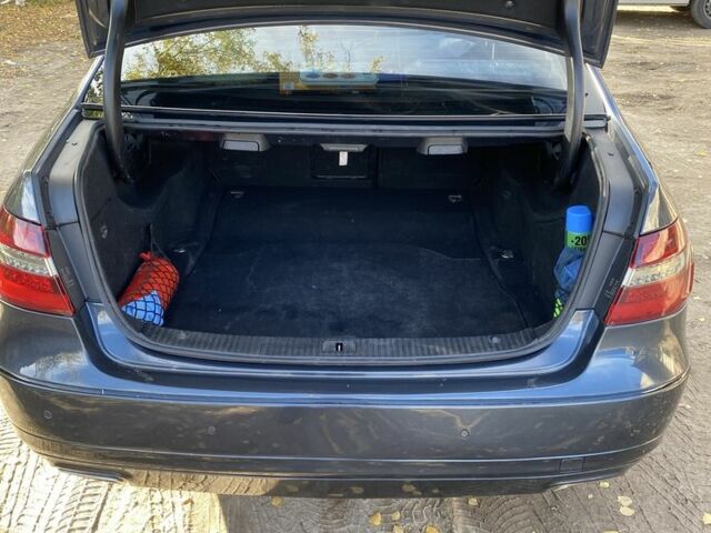 Серый Мерседес 220, объемом двигателя 2.1 л и пробегом 290 тыс. км за 10500 $, фото 6 на Automoto.ua