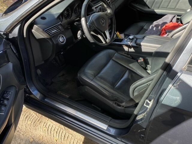 Серый Мерседес 220, объемом двигателя 2.1 л и пробегом 290 тыс. км за 10500 $, фото 5 на Automoto.ua