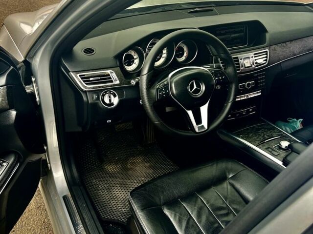 Серый Мерседес 220, объемом двигателя 2.1 л и пробегом 300 тыс. км за 18000 $, фото 6 на Automoto.ua