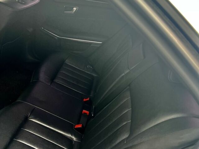 Серый Мерседес 220, объемом двигателя 2.1 л и пробегом 300 тыс. км за 18000 $, фото 4 на Automoto.ua