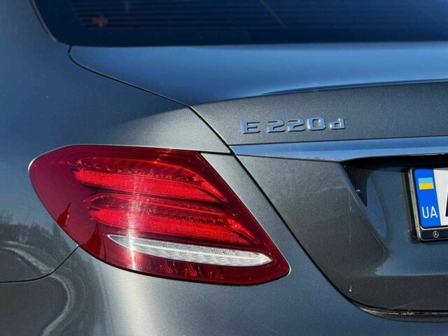 Сірий Мерседес 220, об'ємом двигуна 2 л та пробігом 168 тис. км за 26500 $, фото 4 на Automoto.ua