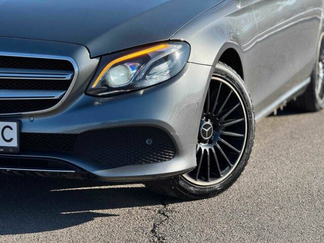 Сірий Мерседес 220, об'ємом двигуна 2 л та пробігом 168 тис. км за 26500 $, фото 1 на Automoto.ua