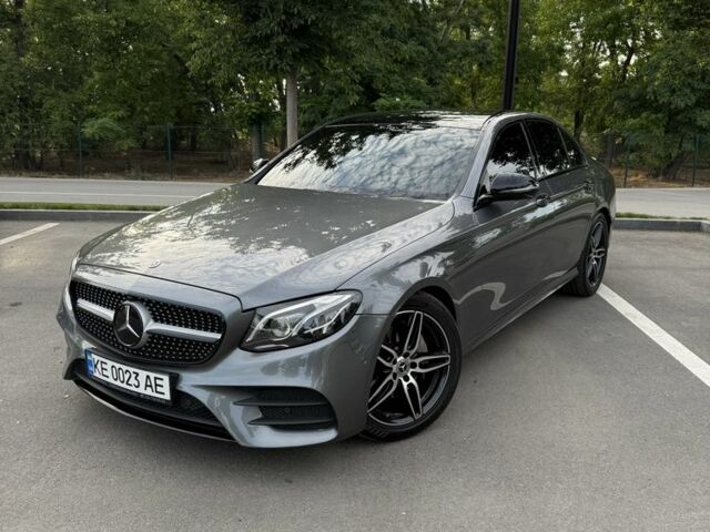 Сірий Мерседес 220, об'ємом двигуна 2 л та пробігом 152 тис. км за 33900 $, фото 1 на Automoto.ua