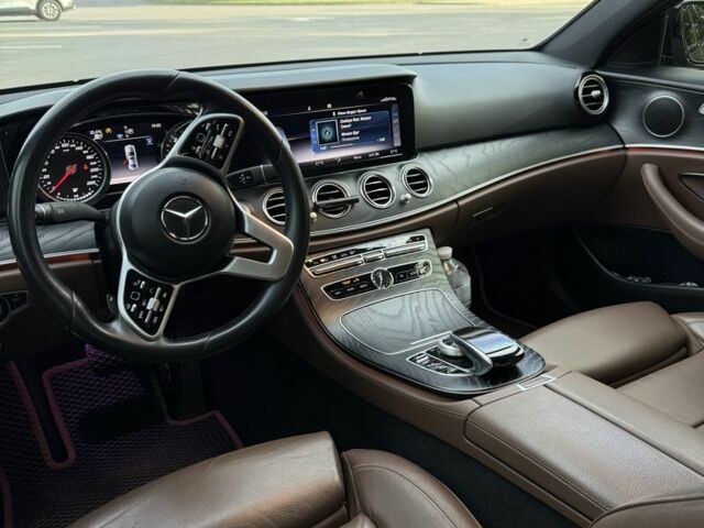 Сірий Мерседес 220, об'ємом двигуна 2 л та пробігом 152 тис. км за 33900 $, фото 2 на Automoto.ua