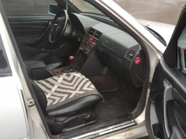 Серый Мерседес 220, объемом двигателя 2.1 л и пробегом 438 тыс. км за 3000 $, фото 11 на Automoto.ua