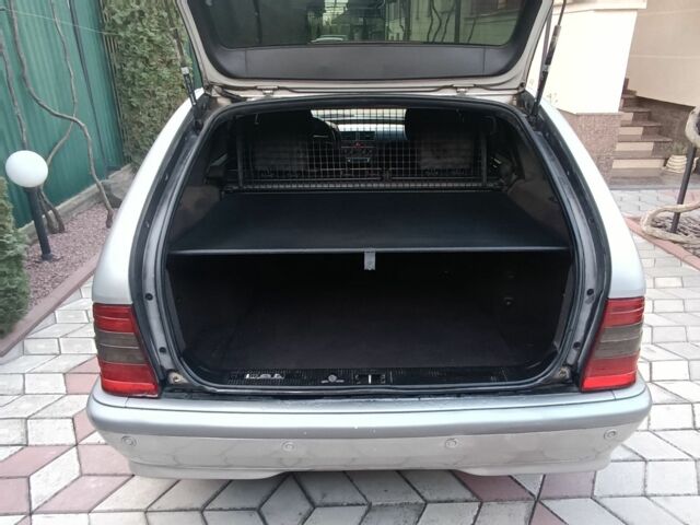 Серый Мерседес 220, объемом двигателя 2.1 л и пробегом 450 тыс. км за 1850 $, фото 7 на Automoto.ua