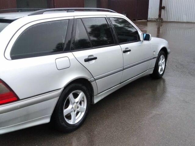 Серый Мерседес 220, объемом двигателя 2.1 л и пробегом 438 тыс. км за 3000 $, фото 5 на Automoto.ua