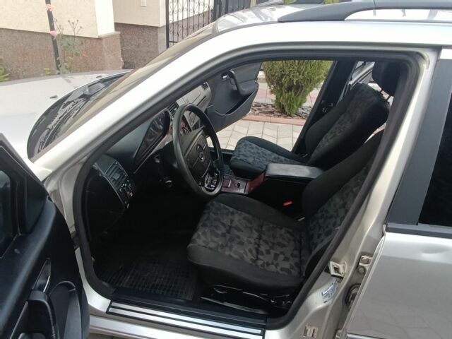 Серый Мерседес 220, объемом двигателя 2.1 л и пробегом 450 тыс. км за 1850 $, фото 6 на Automoto.ua