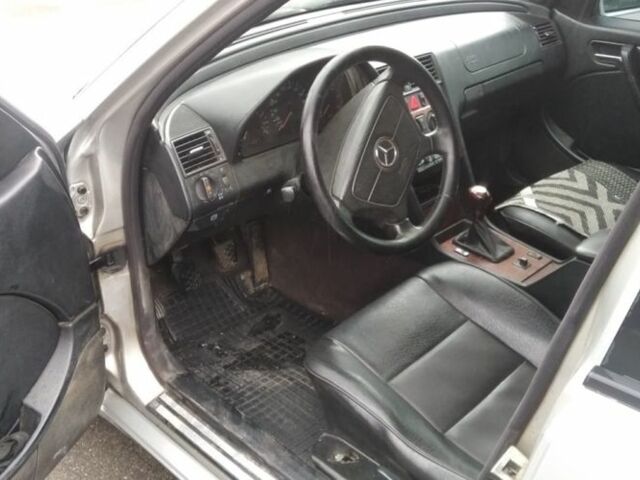 Серый Мерседес 220, объемом двигателя 2.1 л и пробегом 438 тыс. км за 3000 $, фото 6 на Automoto.ua