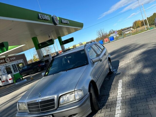 Серый Мерседес 220, объемом двигателя 2.2 л и пробегом 330 тыс. км за 2400 $, фото 1 на Automoto.ua