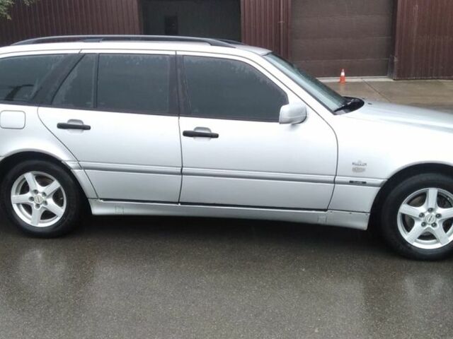 Серый Мерседес 220, объемом двигателя 2.1 л и пробегом 438 тыс. км за 3000 $, фото 2 на Automoto.ua