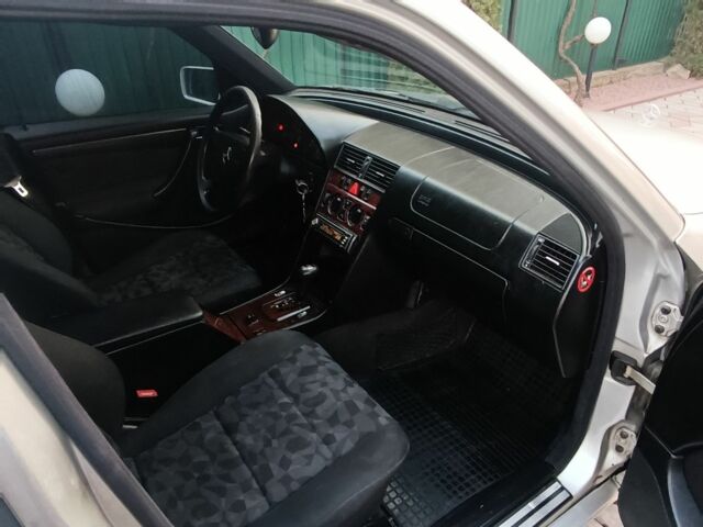 Серый Мерседес 220, объемом двигателя 2.1 л и пробегом 450 тыс. км за 1850 $, фото 4 на Automoto.ua