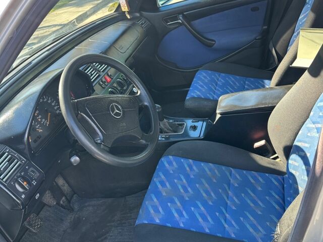 Серый Мерседес 220, объемом двигателя 2.2 л и пробегом 330 тыс. км за 2400 $, фото 4 на Automoto.ua