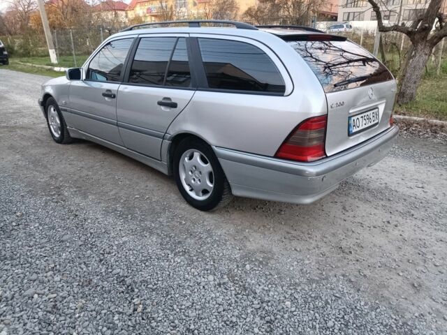 Серый Мерседес 220, объемом двигателя 2.1 л и пробегом 450 тыс. км за 1850 $, фото 1 на Automoto.ua