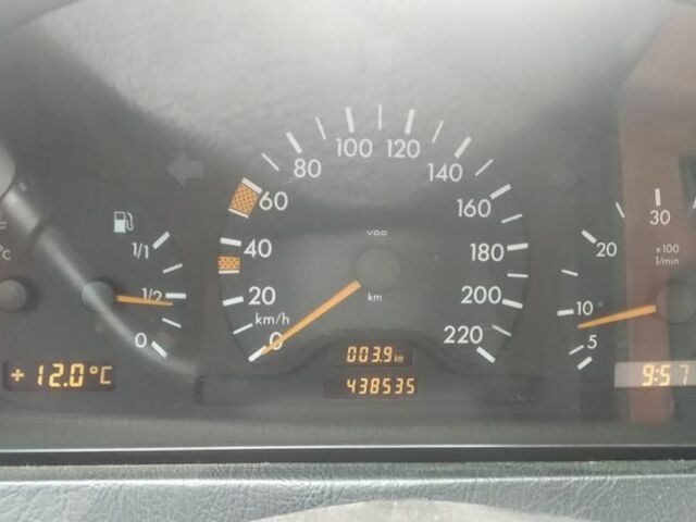 Серый Мерседес 220, объемом двигателя 2.1 л и пробегом 438 тыс. км за 3000 $, фото 9 на Automoto.ua