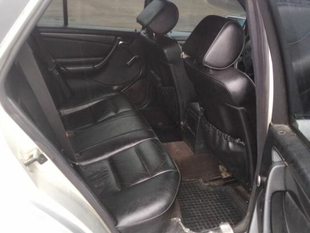 Серый Мерседес 220, объемом двигателя 2.1 л и пробегом 438 тыс. км за 3000 $, фото 7 на Automoto.ua