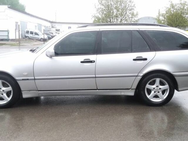 Серый Мерседес 220, объемом двигателя 2.1 л и пробегом 438 тыс. км за 3000 $, фото 1 на Automoto.ua