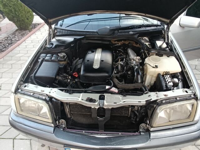 Серый Мерседес 220, объемом двигателя 2.1 л и пробегом 450 тыс. км за 1850 $, фото 5 на Automoto.ua