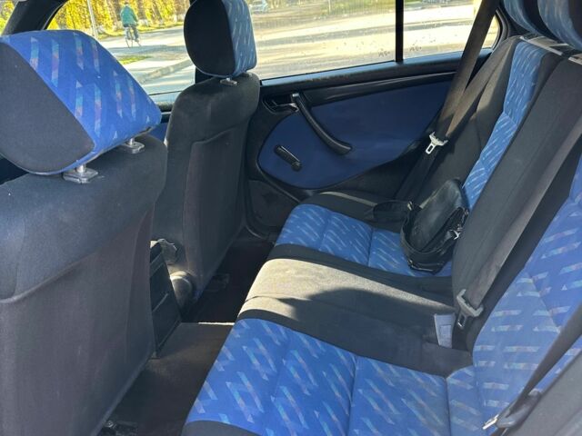 Серый Мерседес 220, объемом двигателя 2.2 л и пробегом 330 тыс. км за 2400 $, фото 5 на Automoto.ua