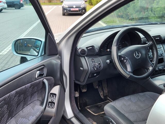 Серый Мерседес 220, объемом двигателя 2.1 л и пробегом 356 тыс. км за 3550 $, фото 15 на Automoto.ua