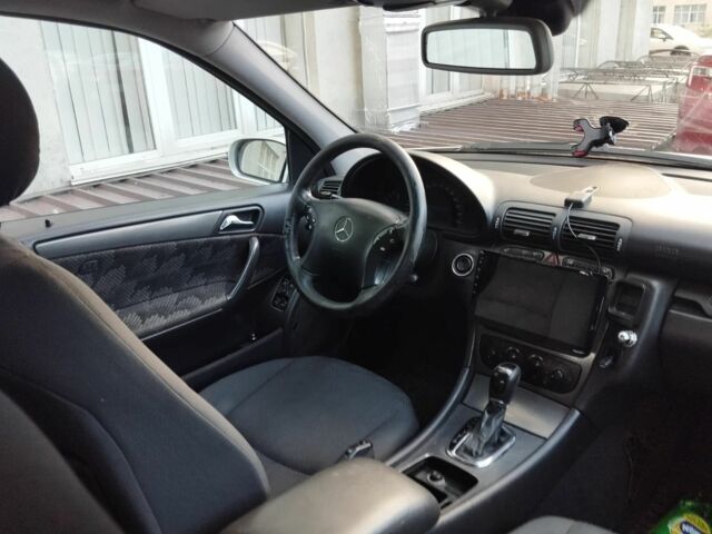 Серый Мерседес 220, объемом двигателя 10 л и пробегом 400 тыс. км за 1800 $, фото 3 на Automoto.ua