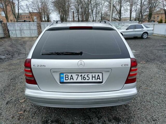 Серый Мерседес 220, объемом двигателя 2.1 л и пробегом 250 тыс. км за 4200 $, фото 2 на Automoto.ua