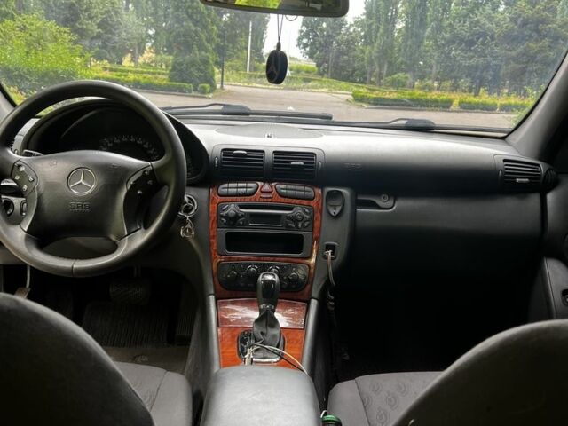 Серый Мерседес 220, объемом двигателя 2.1 л и пробегом 353 тыс. км за 3700 $, фото 7 на Automoto.ua