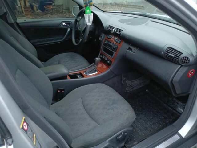 Серый Мерседес 220, объемом двигателя 2.1 л и пробегом 250 тыс. км за 4200 $, фото 6 на Automoto.ua